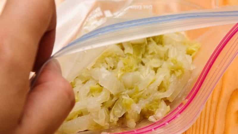 Nag-iimbak kami ng mga paghahanda sa loob ng mahabang panahon: posible bang i-freeze ang sauerkraut at kung paano ito gagawin nang tama