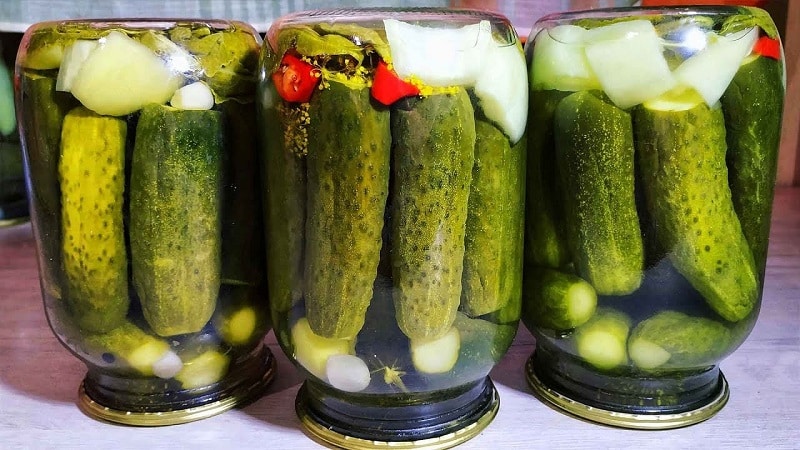 Ang pinaka masarap na mga recipe para sa malutong na de-latang mga pipino mula sa mga bihasang maybahay