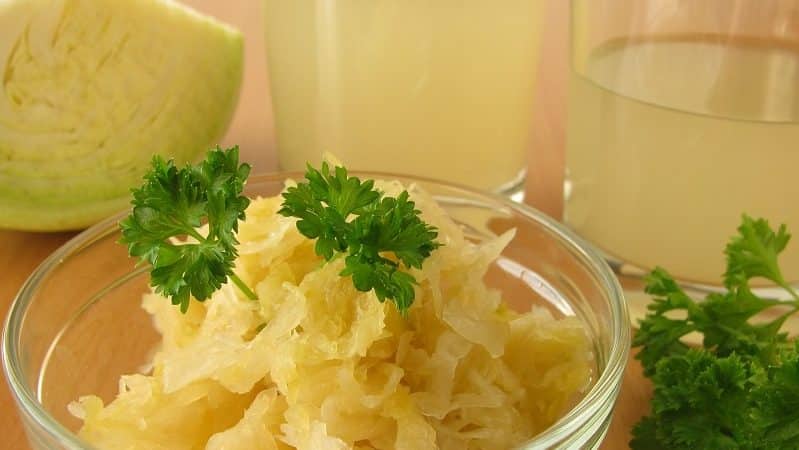 ¿Cuáles son los beneficios del jugo de chucrut para el rostro y cómo preparar diversas mascarillas con él?