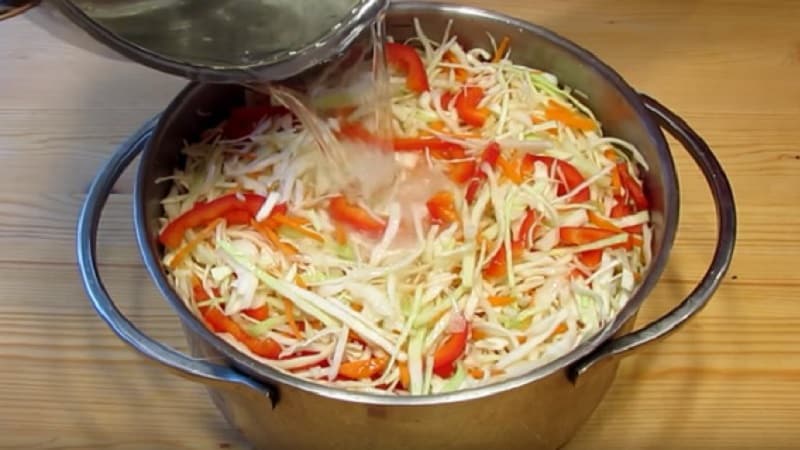 Kaltes Salzen von Kohl in Gläsern für den Winter: Rezepte und Aufbewahrungsempfehlungen