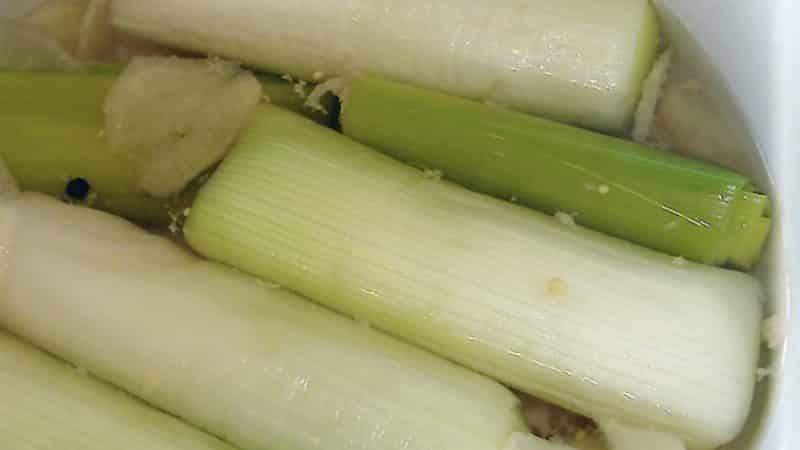 Paano maayos na i-freeze ang mga leeks para sa taglamig at magagawa ba ito sa bahay?