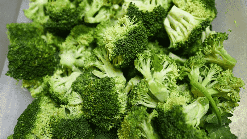 Le brocoli est-il bon pour perdre du poids et sous quelle forme et quantité doit-il être inclus dans l'alimentation ?