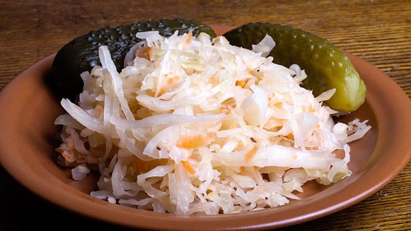 So kochen Sie schnell Kohl mit Knoblauch in heißer Salzlake