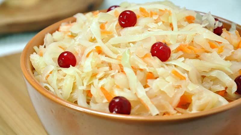 So kochen Sie schnell Kohl mit Knoblauch in heißer Salzlake