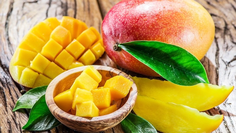 Cómo determinar el grado de madurez de un mango y madurar la fruta en casa.