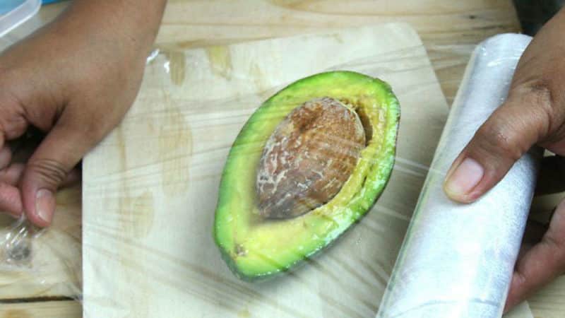 How to properly store cut avocados