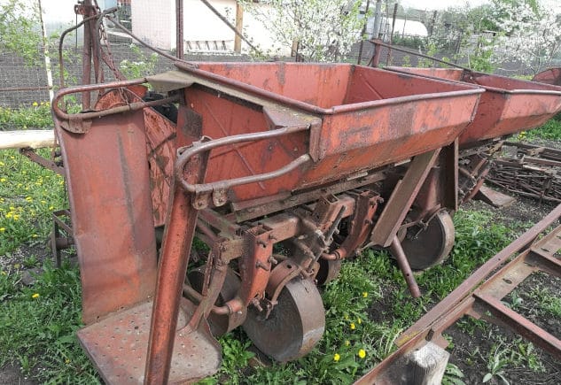 Herziening van het model van gedragen aardappelpootmachine SN 4B