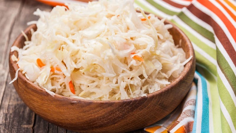 Gumagawa kami ng diyeta para sa isang ina na nagpapasuso na hindi makakasama: posible bang magkaroon ng sauerkraut habang nagpapasuso?