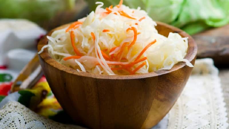 Gumagawa kami ng diyeta para sa isang ina na nagpapasuso na hindi makakasama: posible bang magkaroon ng sauerkraut habang nagpapasuso?