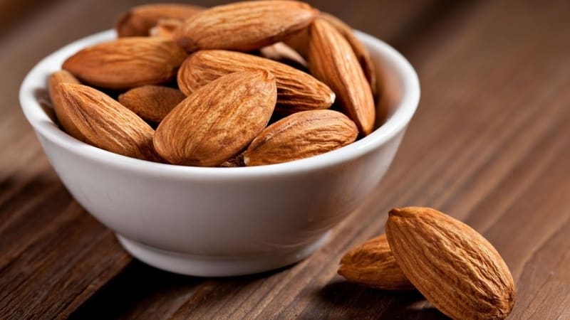 Where and how to store almonds at home, peeled and in shell