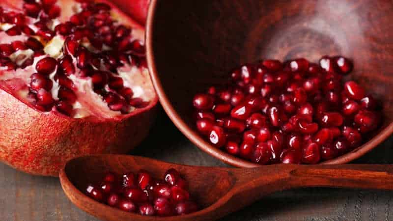 Is it possible to eat pomegranate at night and what harm and benefits can it cause?