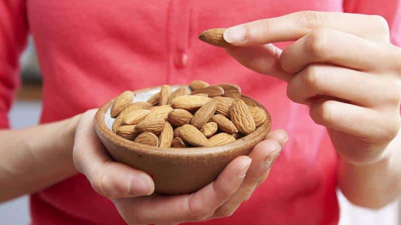 Where and how to store almonds at home, peeled and in shell