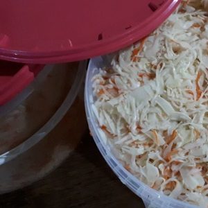 Posible bang mag-ferment at mag-asin ng repolyo sa isang plastic na balde ng pagkain at iba pang mga plastic na lalagyan?