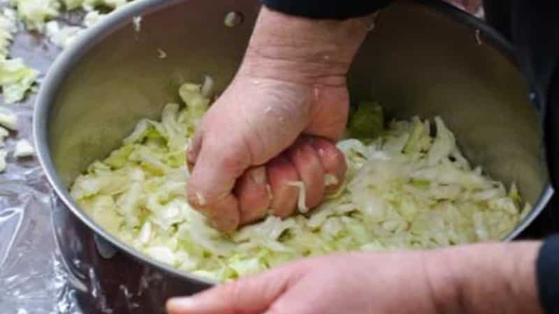 Ist es möglich, Kohl in einer Edelstahlpfanne zu salzen und zu fermentieren?