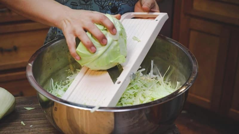 É possível salgar e fermentar o repolho em uma panela de inox?