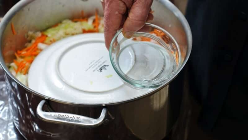 Is it possible to salt and ferment cabbage in a stainless pan?