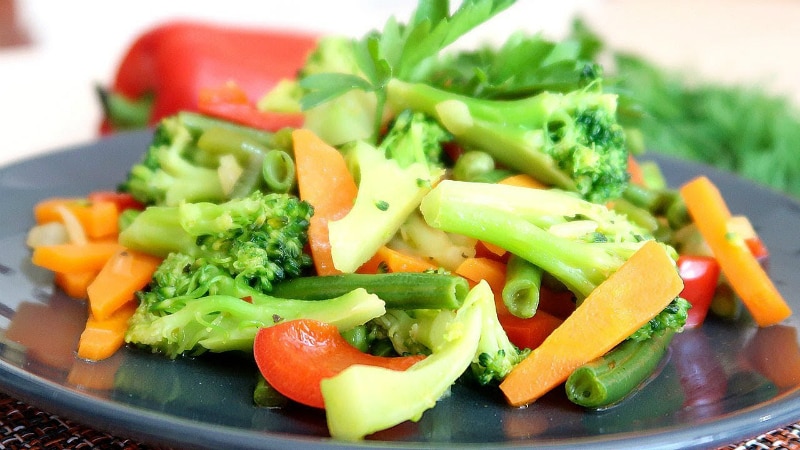 Fördelarna och skadorna av broccoli för kvinnor