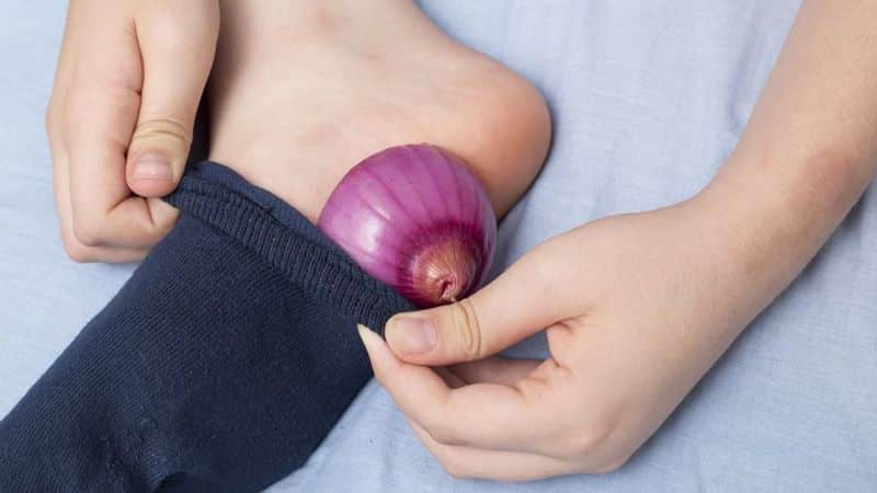 Uien in sokken gebruiken voor medicinale doeleinden