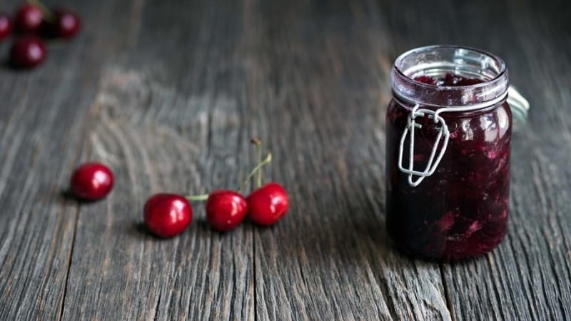 Mga rekomendasyon sa kung paano mag-imbak ng sariwa at naprosesong mga cherry sa bahay