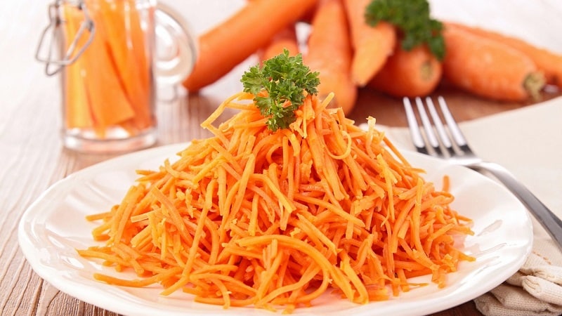 Useful properties of grated carrots with sour cream