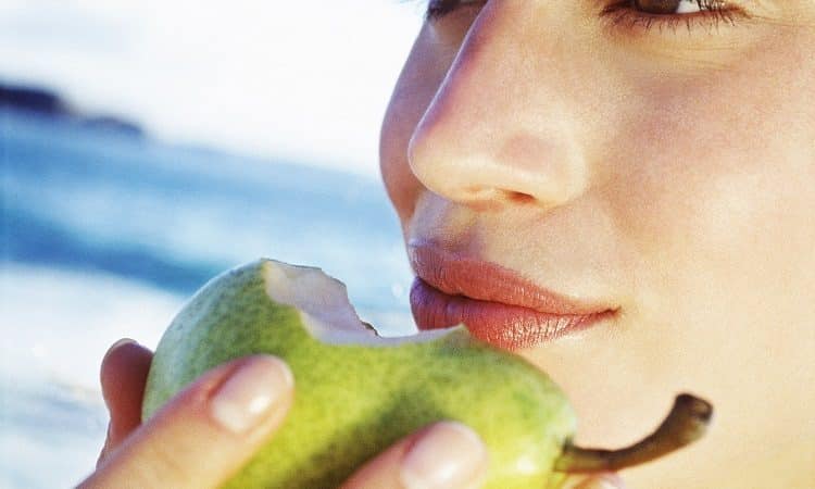 De voordelen en nadelen van peren voor vrouwen