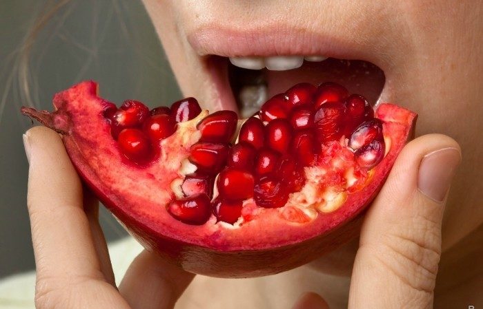 Pomegranate - mga rate ng pagkonsumo bawat araw, maaari ba itong kainin kasama ng mga buto?