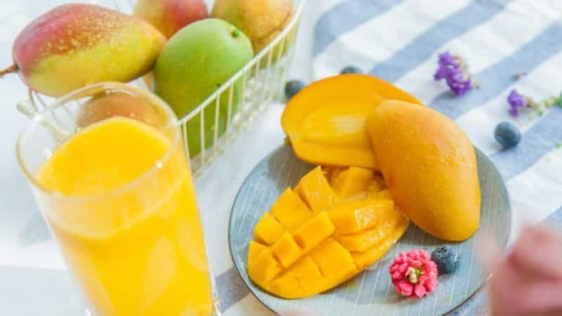 Vilka är skadorna och fördelarna med mango för en kvinnas kropp?