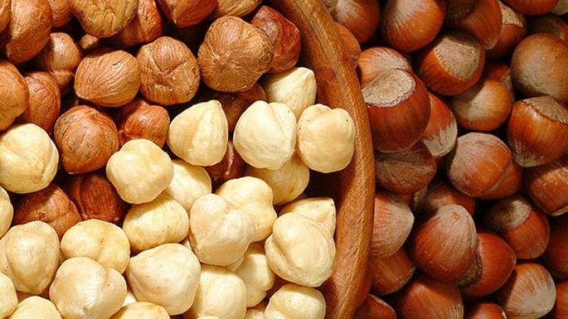 Berapa banyak kalori dalam hazelnut (dalam 100 g dan dalam 1 keping)