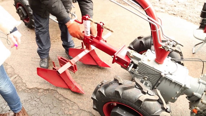 Técnica para aporcar patatas con un motobloque.