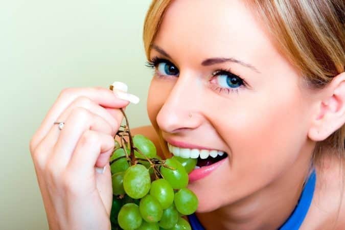 Can a young mother eat grapes while breastfeeding?