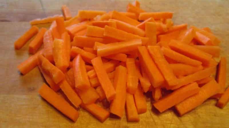 How can you use carrot tops for hemorrhoids and how effective is it?