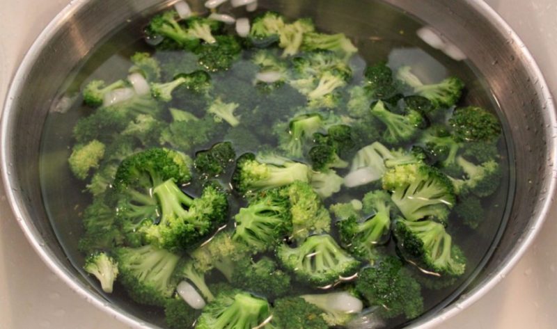 Een selectie recepten van ervaren huisvrouwen: broccoli eenvoudig en smakelijk inmaken