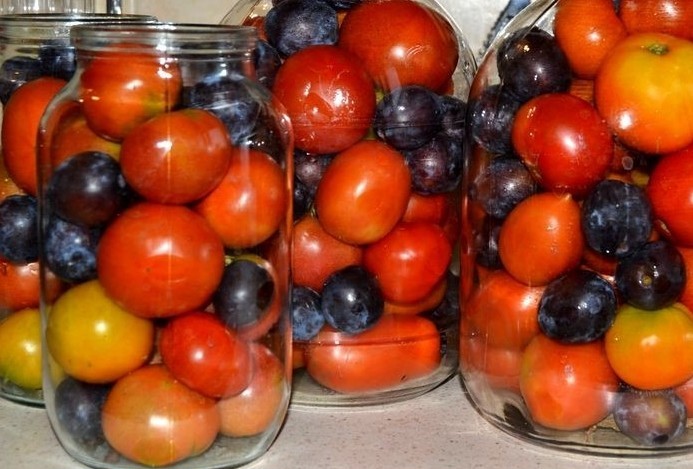 Como cozinhar tomates em conserva em casa: as 10 melhores receitas e recomendações de donas de casa experientes