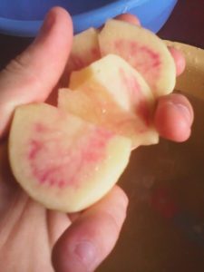 Di cosa sono timide le patate: perché diventano rosa quando vengono sbucciate?