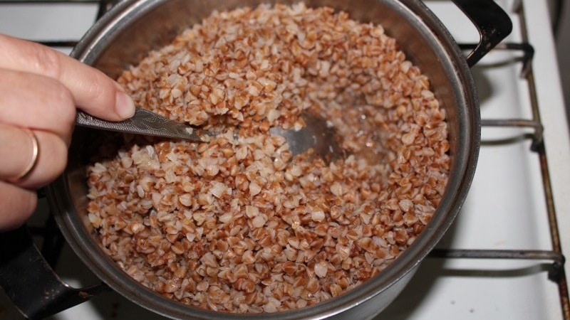 Das Verhältnis, wie oft Buchweizen beim Kochen kocht