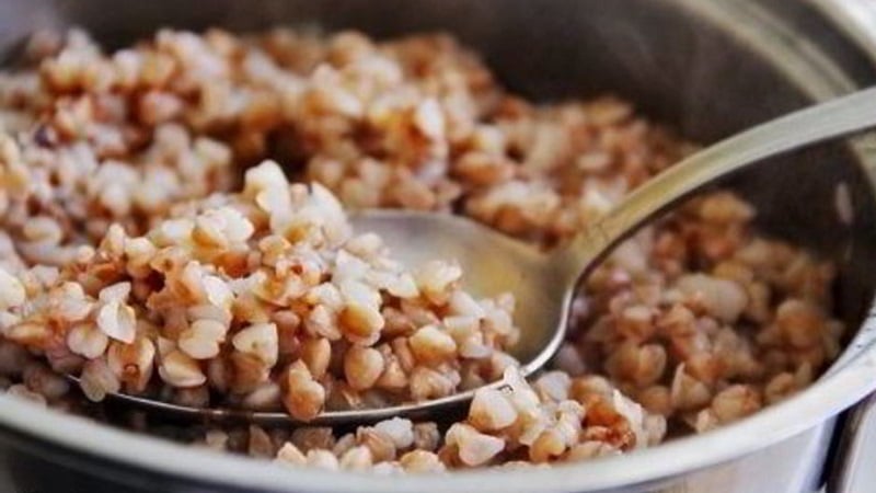 Contenuto calorico del grano saraceno bollito in acqua con sale, con e senza olio