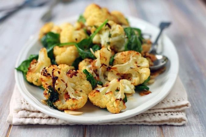 Is it possible to eat cauliflower raw and for whom is it contraindicated?