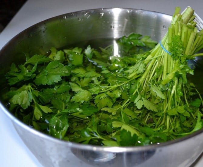 Nakakatulong ba ang parsley decoction sa pagkaantala ng regla at kung paano ito gamitin ng tama