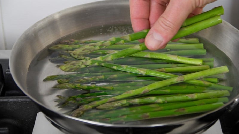 Bagaimana asparagus bermanfaat untuk tubuh wanita dan cara menggunakannya dengan betul