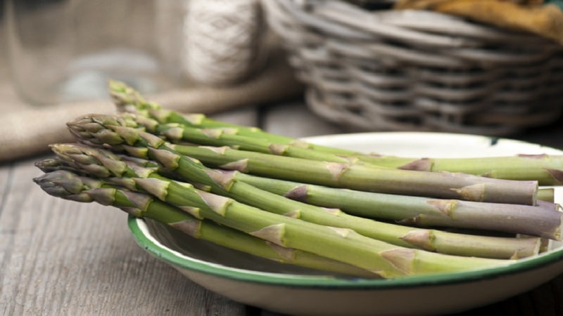 In che modo gli asparagi sono benefici per il corpo di una donna e come utilizzarli correttamente