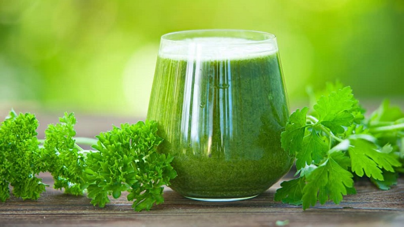 Paano kumuha ng parsley juice: mga benepisyo at pinsala para sa katawan ng tao