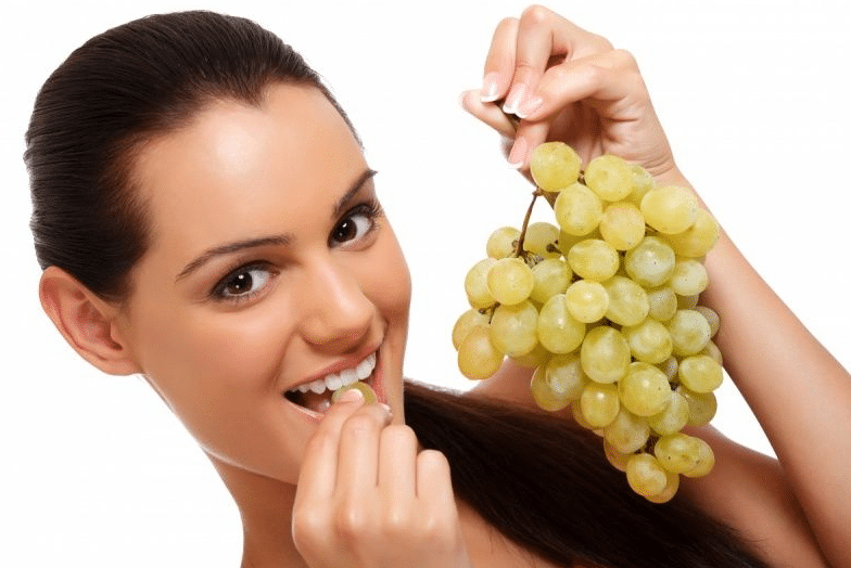 Can a young mother eat grapes while breastfeeding?