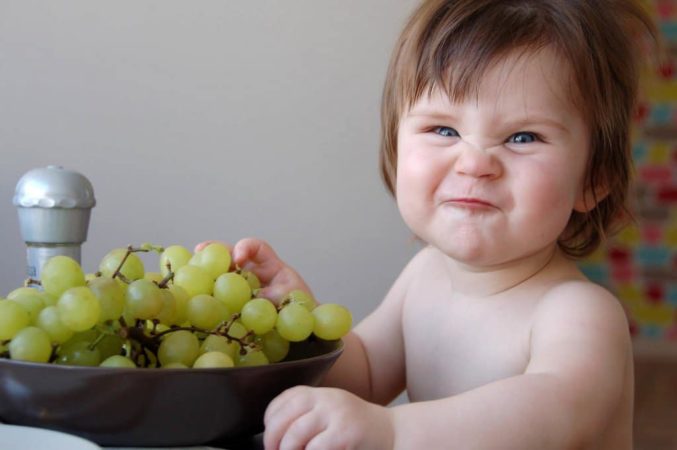 Can a young mother eat grapes while breastfeeding?